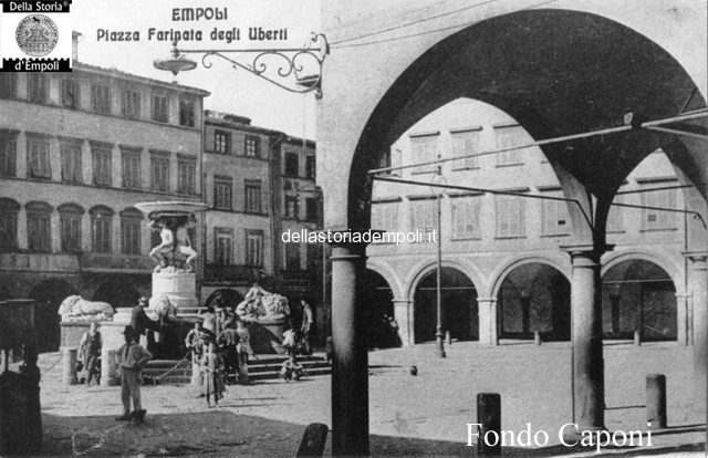 Piazza Farinata degli Uberti, fontana del Pampaloni e portico
