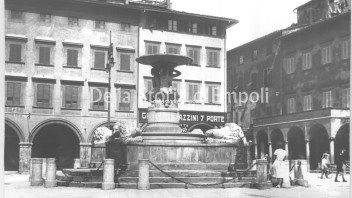Piazza de Leoni e fontana Piazza de Leoni e fontana