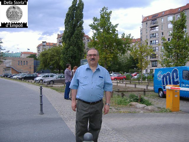 l'autore davanti al parcheggio sotto il quale sono ubicati i resti del bunker di Hitler, 2007