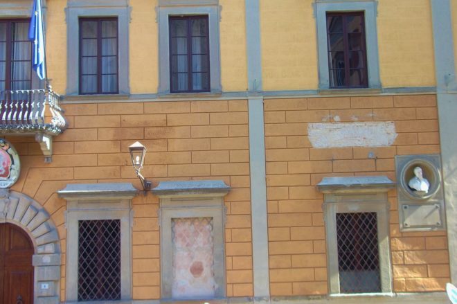 Facciata Municipio San Miniato rimozione lapidi via le epigrafi