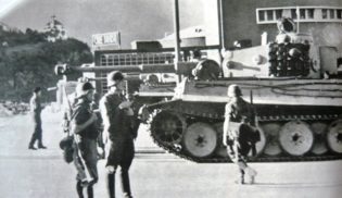 Foto n.4 - un Panzer Tiger in una città del nord dopo la proclamazione dell'armistizio.