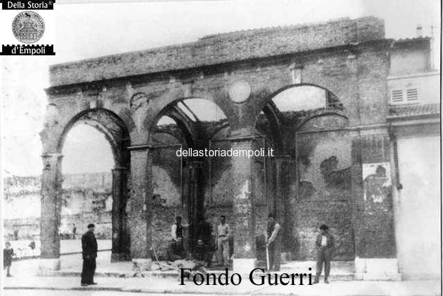 Piazza Ferrucci, demolizione dell'antica loggia del mercato della frutta
