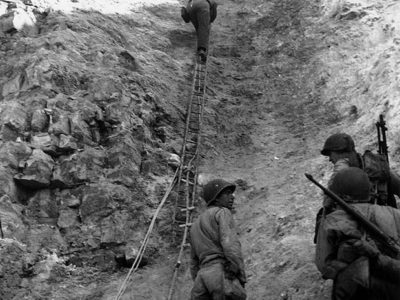 Rangers americani si arrampicano dopo la battaglia alla Pointe du Hoc