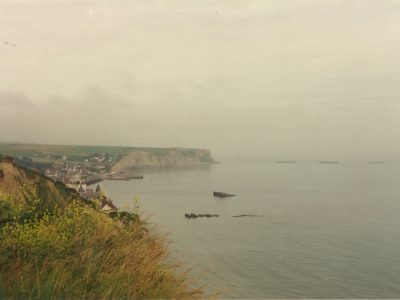 I cassoni del porto Mullberry dalla falesa di Arromanches, Normandia