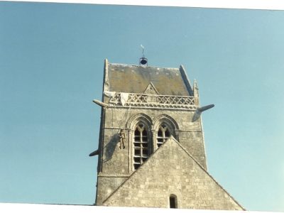 ll pupazzo di John Steele appeso al campanile della chiesa di Saint-Mére-Eglise, Normandia