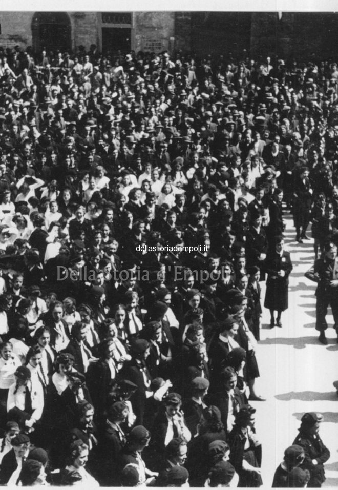 Piazza del Littorio, adunata fascista. Archivio Fondo Caponi Della