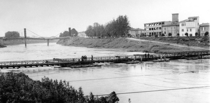 Il ponte di barche 1968, post alluvione – di Eugenio Argento