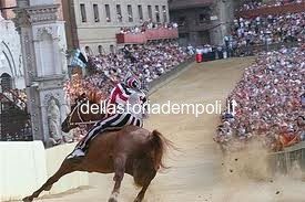 Alcuni fantini empolesi al Palio di Siena.