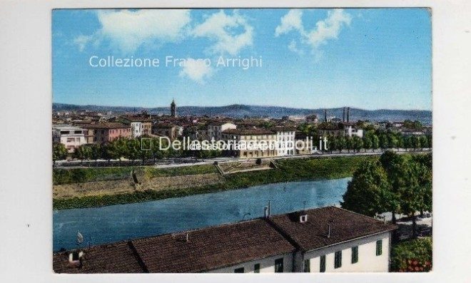 E' una cartolina della fine degli anni 50,si vede l'ormeggio delle barche ancora intatto ( fu danneggiato poi dall'alluvione ) e le ciminiere della Del Vivo in Borgo ancora in piedi