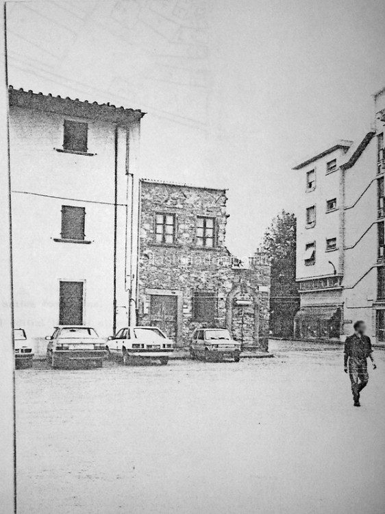 Piazza Guido Guerra e il vecchio rudere su Via Pievano Rolando