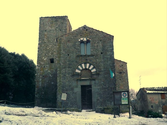 Un gioiello romanico in pericolo: la millenaria storia dell’Abbazia di San Giusto sul Montalbano – di Paolo Santini