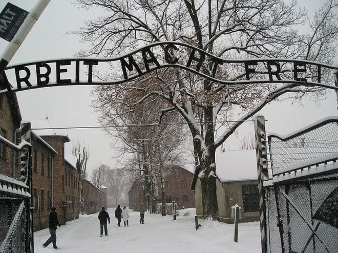 800px-entrance_to_auschwitz_auschwitz-birkenau