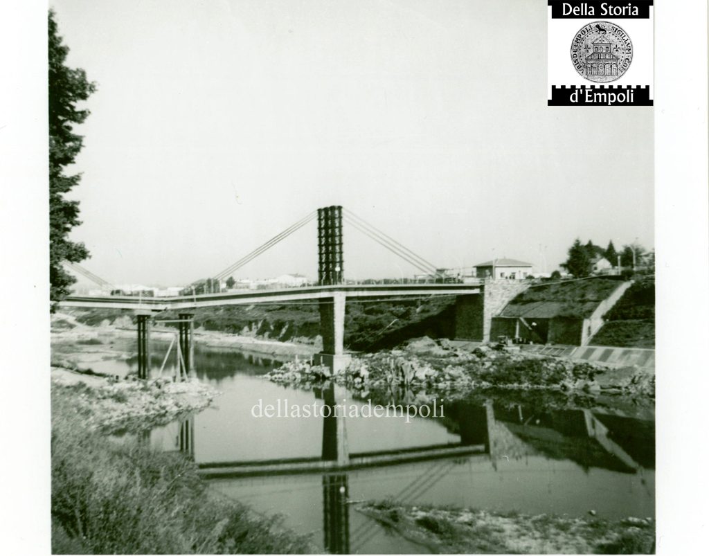 La riparazione del ponte “vecchio” dopo l’alluvione 1966