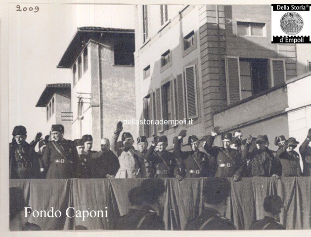 Fondo Caponi Empoli, Vol 2 pagina 8: Adunate e parate in Via Roma e Piazza del Littorio