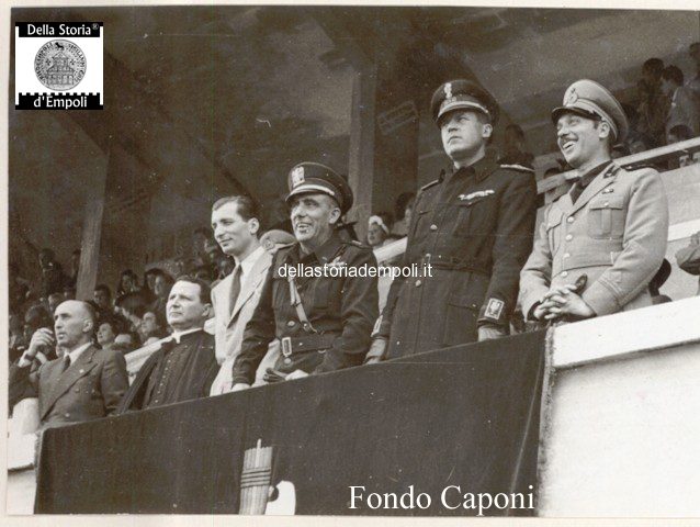 Gerarchi assistono all'esercitazioni fasciste allo Stadio Martelli