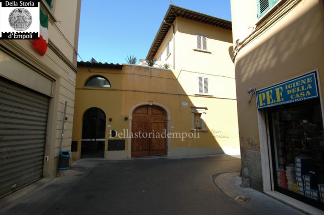 Al centro: Palazzo Vannucci Zauli visto da via Del Papa all'incrocio con Via della Noce