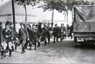 Foto n. 2  - Militari italiani sbandati