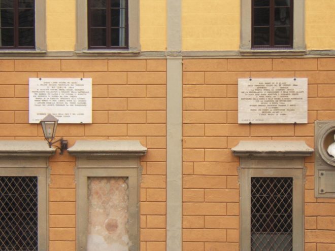 Le due lapidi sulla facciata del Municipio di San Miniato -  Foto per g.c. Francesco Fiumalbi