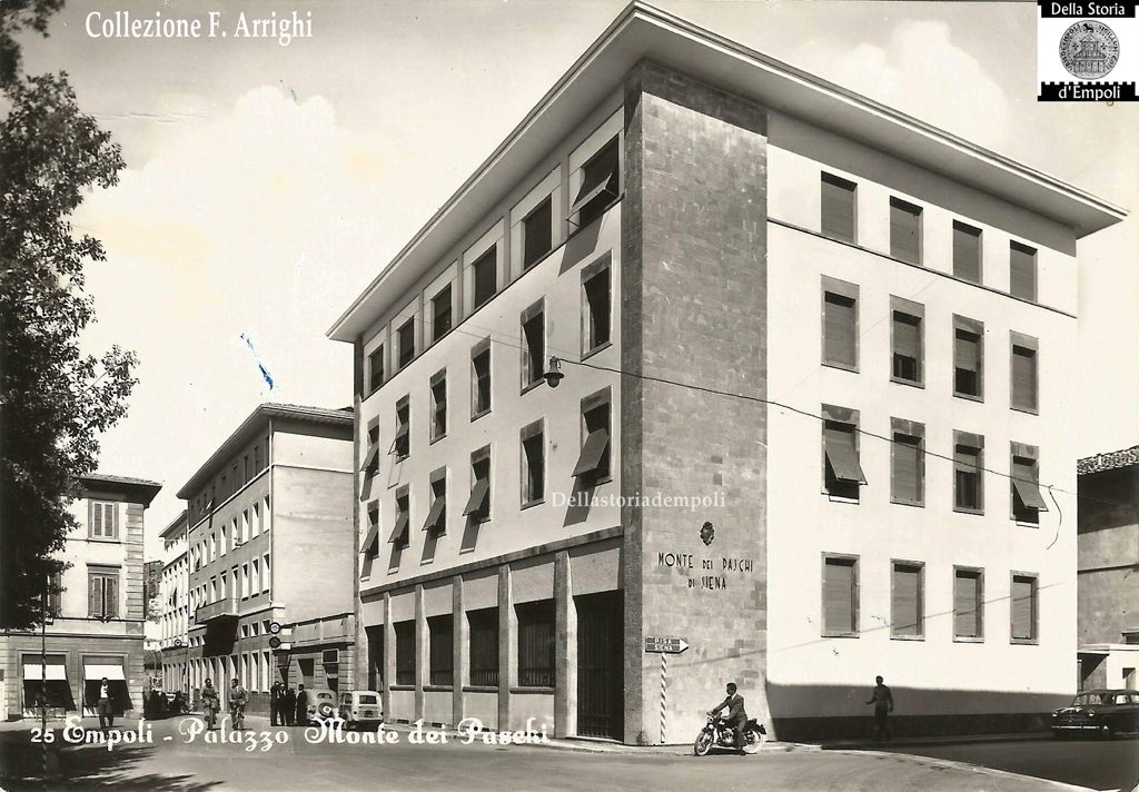 Palazzo del Monte dei Paschi in Piazza della Vittoria