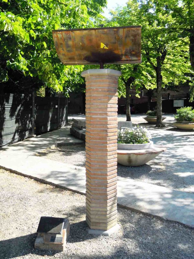 Il monumento commemorativo in Piazza del Duomo - Foto per g.c. di Francesco Fiumalbi