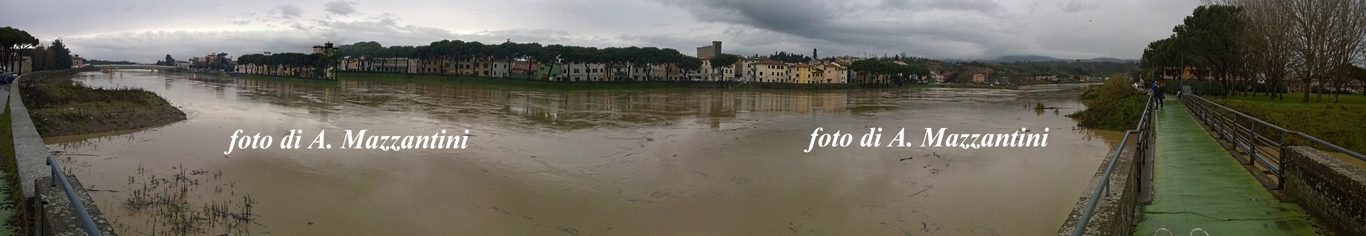 Arno in piena, una panoramica da Barzino