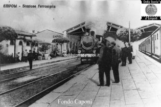 Stazione ferroviaria i binari e la banchina