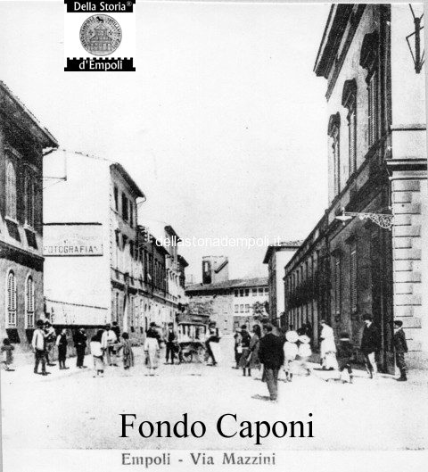 Via Mazzini, con sfondo Piazza G. Guerra