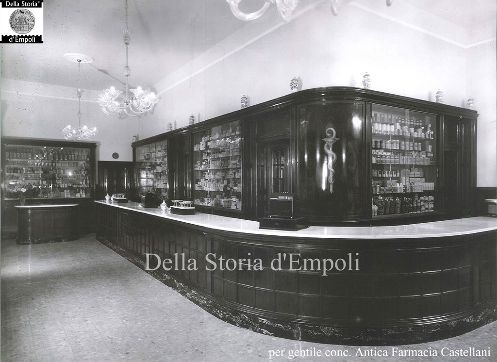 Antica Farmacia Castellani, due foto d’epoca degli interni