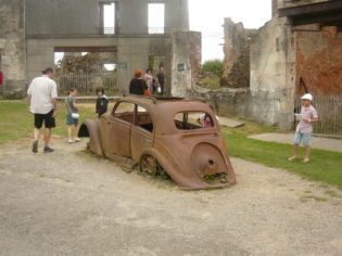 la carcassa dell'auto del dottore - Foto di C. Biscarini