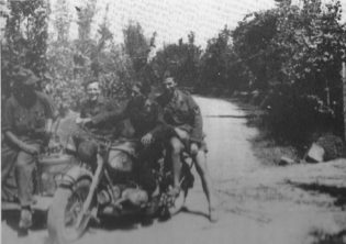 Un gruppo di militari della 26. Panzer-Division, ripresi nella zona di Empoli.